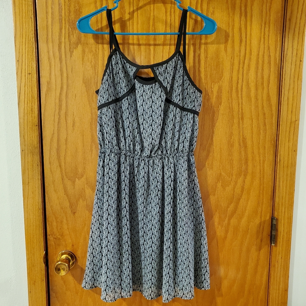 Eyeshadow leaf pattern dress